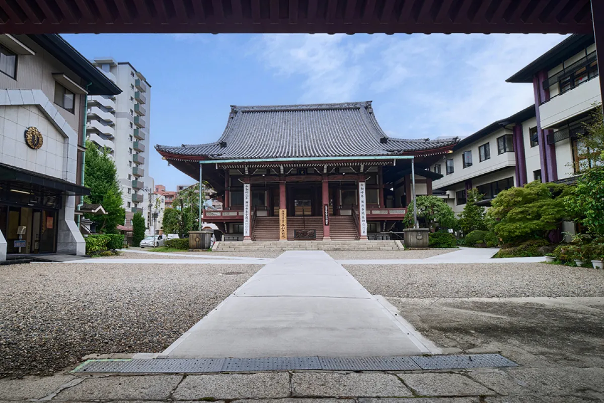 歴史と静けさが息づく、地域に開かれた境内